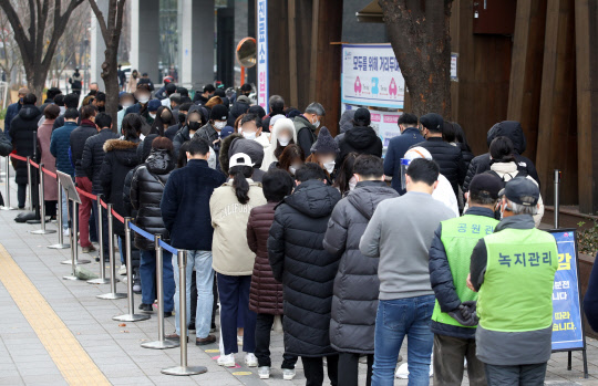 국내 코로나19 신규 확진자 수가 3309명을 기록, 휴일임에도 3000명대를 보인 29일 서울 송파구 보건소 선별진료소에서 시민들이 검사를 기다리고 있다. 연합뉴스